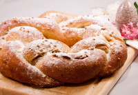 LowCarb Osterhefekranz mit Nussfüllung