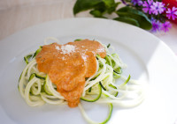 Low Carb Zoodles mit gerösteter Paprika-Rahm-Soße