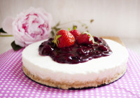 Low Carb No Bake Quark-Sahne-Torte mit roter Grütze