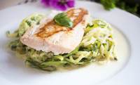 Low Carb Zucchini-Knoblauch-Parmesan-Nudeln an Wildlachsfilet