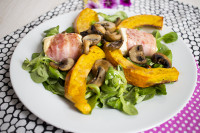 Low Carb Kürbissalat mit Champignons und Fetapäckchen
