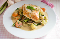 Low Carb Putenschnitzel auf Gemüsebett