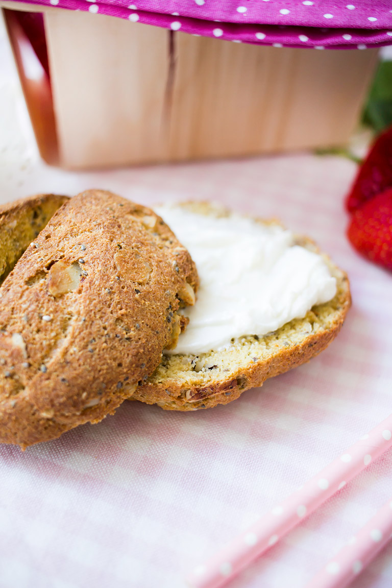 lowcarb_chia_haselnuss_broetchen_fruehstueck