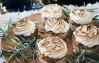 Low Carb Zucchini-Zimt-Muffins mit Baiserhaube