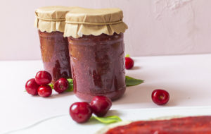 Gesunder Chia-Kirsch-Fruchtaufstrich (Marmelade, zuckerfrei, glutenfrei) mit nur 3 Zutaten
