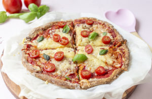 Pizza wie beim Italiener mit Hefe und knusprigem Rand (Rezept, low carb, glutenfrei)