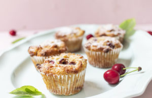 Kirschmuffins mit weißer Schokolade (low carb, zuckerfrei)