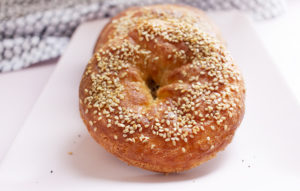 Rezept für Bagel aus nur 3 Grundzutaten (Low-Carb, glutenfrei, mit Mozzarella)