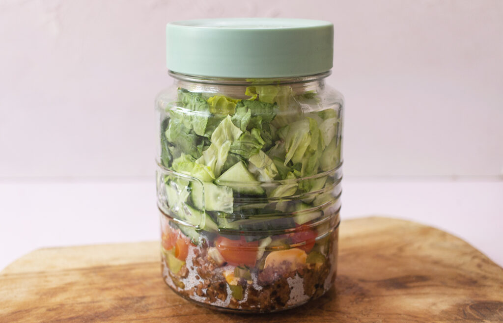 Dieser Salat rettet Deine Diät: sättigender Cheeseburger Salat im Glas (Low-Carb, zuckerfrei)