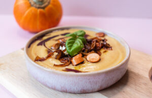 Cremige Kürbissuppe aus wenigen Zutaten (Low-Carb)
