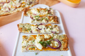 Rezept für einfachen Kürbis Flammkuchen (Low-Carb, glutenfrei)