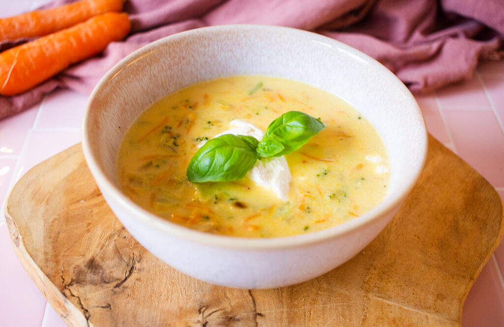 Cremige Brokkoli Cheddar Suppe (Low-Carb)