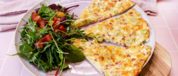 Low-Carb Schüttelpizza im Flammkuchen-Style mit Schinken und Frühlingszwiebeln, glutenfrei gebacken