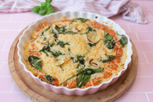 Einfache Pizza mit Blumenkohlboden und geheimer Proteinsoße (Low-Carb)