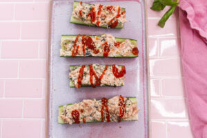 Der perfekte Low-Carb Snack: Gurken Schiffchen im Sushi Style!