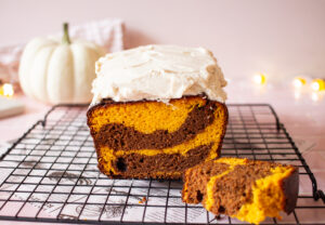 Kuscheliger Sonntagszauber:  Low-Carb Pumpkin Marble Cake (Kürbiskuchen mit Creamcheese Frosting)