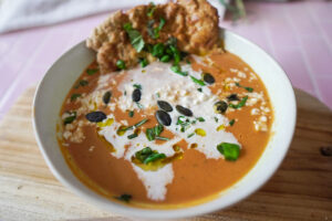 Geröstete Auberginensuppe (Low-Carb, glutenfrei) mit Naan