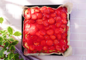 Ein fruchtiger Genuss: Zuckerfreier Erdbeerkuchen mit Biskuit und Pudding vom Blech
