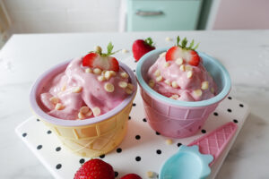 Erdbeer-Glück im Sommer: Mein Rezept für einfaches Low-Carb Erdbeere Softeis ohne Eismaschine