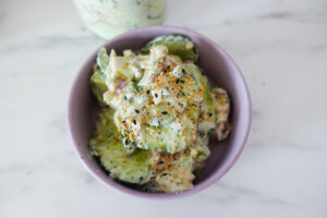 Der virale „Bagel Cream Cheese“-Gurkensalat (Low-Carb & glutenfrei)