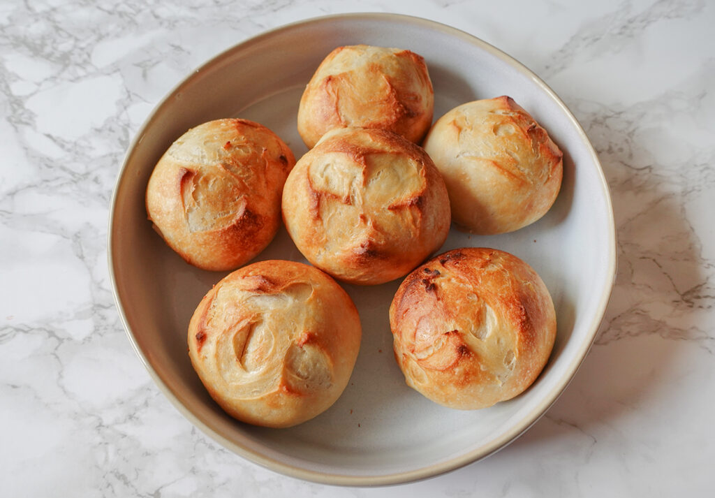 Sauerteig-Brötchen – außen knusprig, innen fluffig