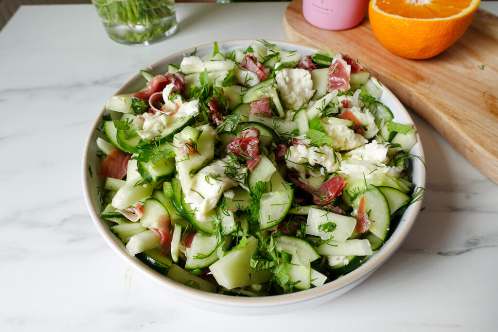 Gurke-Melone-Salat mit Serrano und Mozzarella – Sommerlich leicht & figurfreundlich