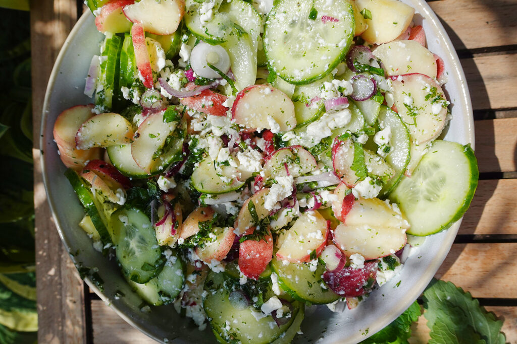 Gurken-Pfirsich-Salat: Der perfekte Sommersalat
