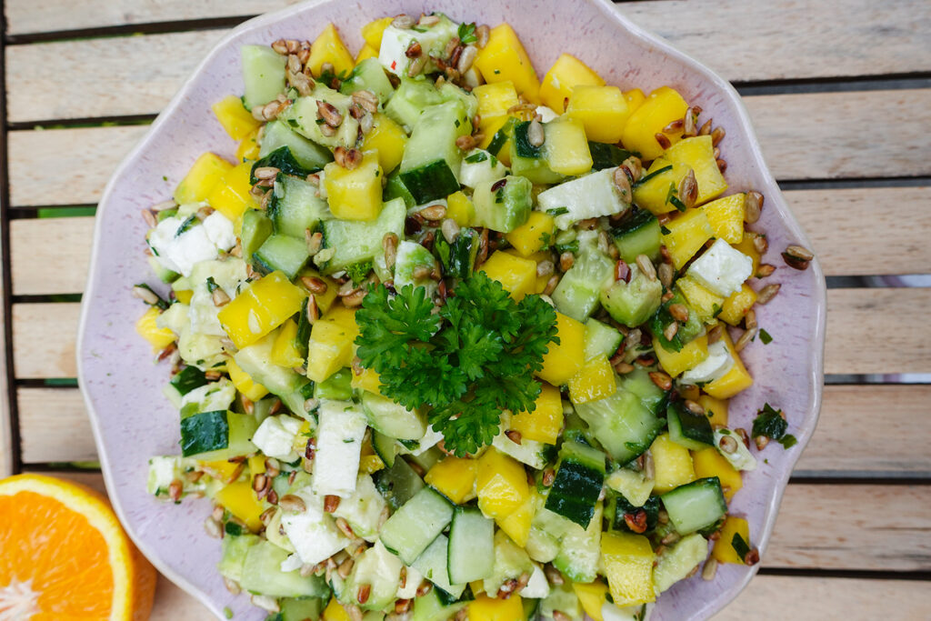 Gurke-Mango-Salat mit Avocado & Mozzarella: Der SOMMER-Salat, den du probieren MUSST!