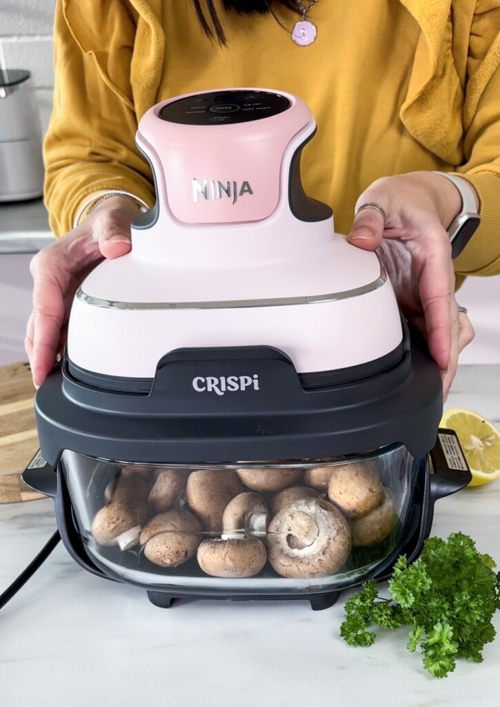 Airfryer Ninja Crispi mit Champignons im Glasbehälter