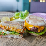 Gefüllte Cheeseburger-Schalen aus dem Airfryer mit geschmolzenem Käse