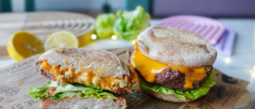 Gefüllte Cheeseburger-Schalen aus dem Airfryer mit geschmolzenem Käse