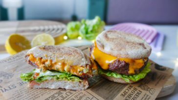 Gefüllte Cheeseburger-Schalen aus dem Airfryer mit geschmolzenem Käse