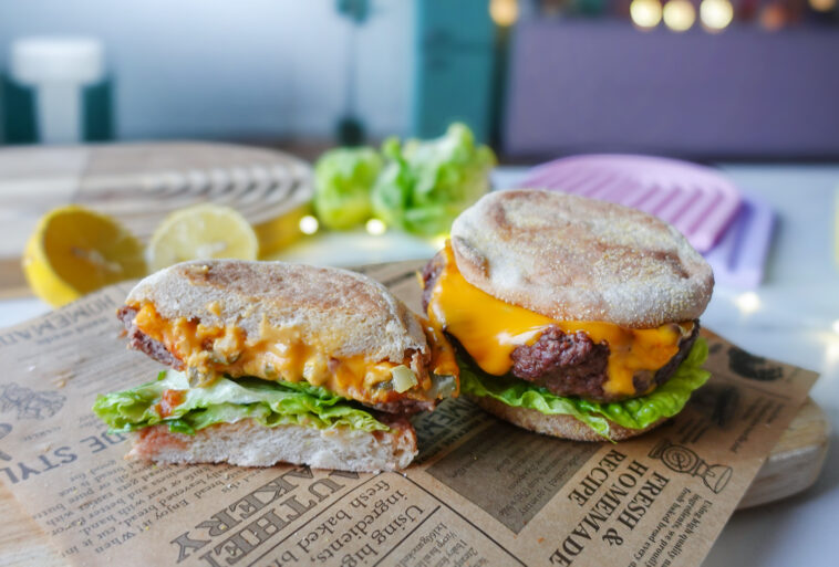 Gefüllte Cheeseburger-Schalen aus dem Airfryer mit geschmolzenem Käse