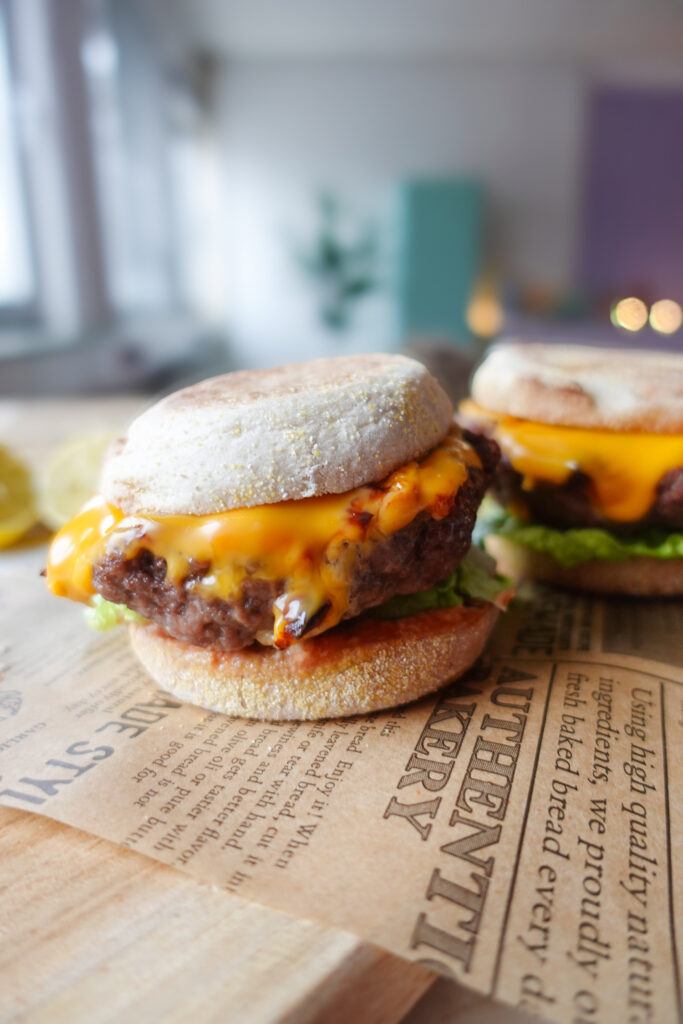 Hackfleisch Cheeseburger Cups mit Käse und Senf-Ketchup-Füllung