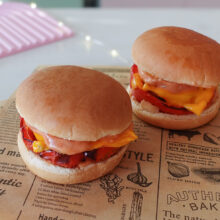 Saftiger Philly-Cheesesteak-Burger aus dem Airfryer mit geschmolzenem Käse und karamellisierten Zwiebeln