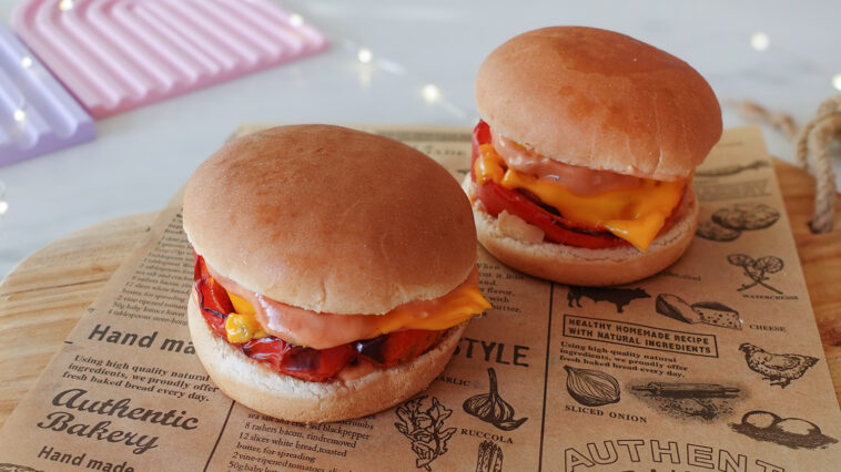 Saftiger Philly-Cheesesteak-Burger aus dem Airfryer mit geschmolzenem Käse und karamellisierten Zwiebeln