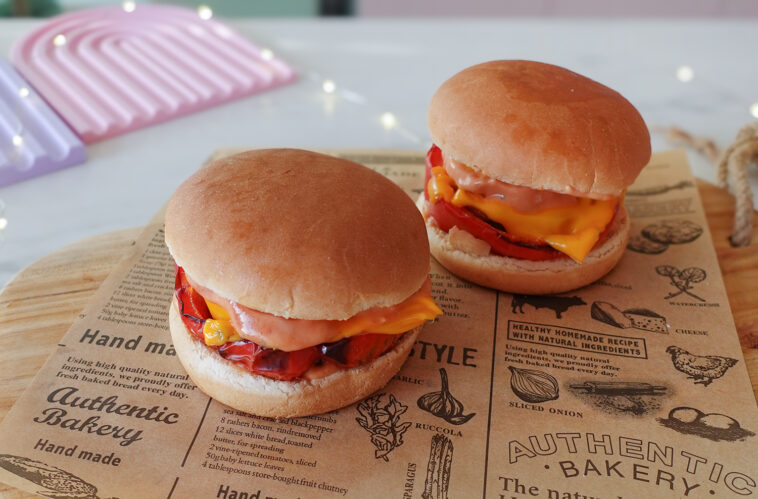 Saftiger Philly-Cheesesteak-Burger aus dem Airfryer mit geschmolzenem Käse und karamellisierten Zwiebeln