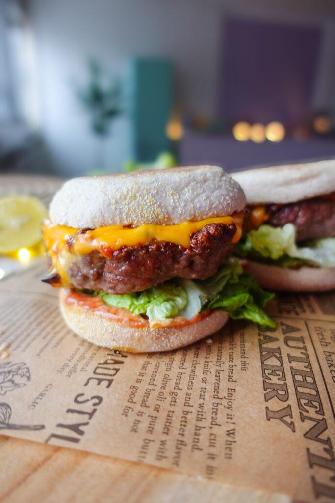 Saftige Cheeseburger-Schalen mit Gurken und Zwiebeln auf Proteinbrötchen