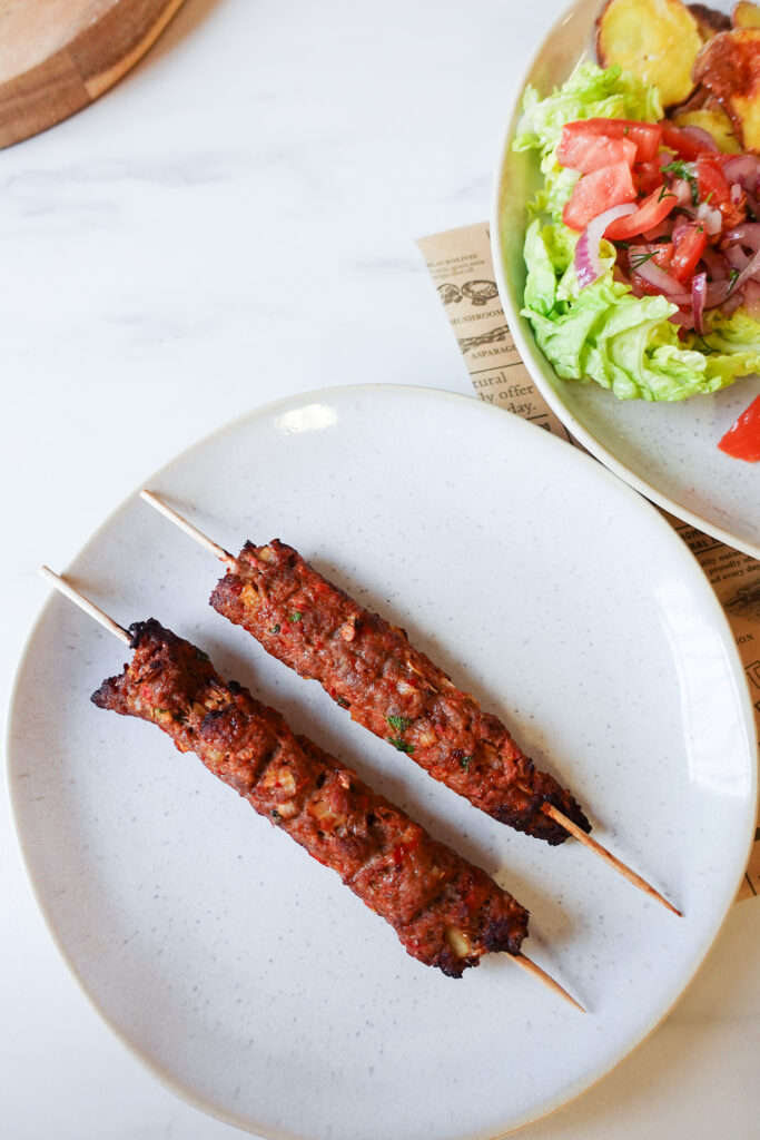 Hackfleischspieße aus dem Airfryer mit Ajvar und Gewürzen