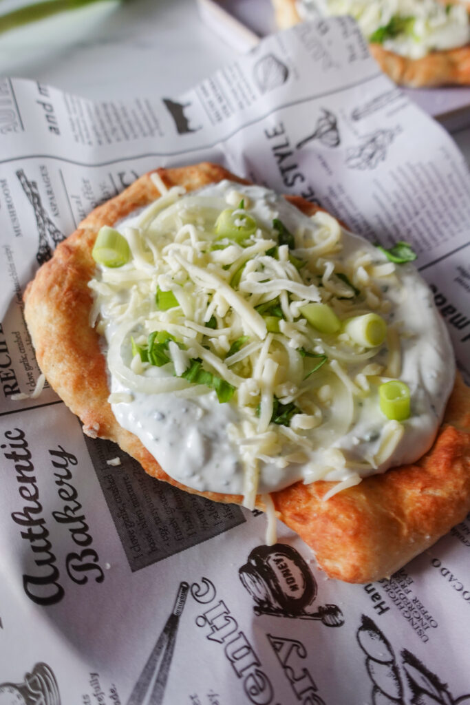 Nahaufnahme von Airfryer-Lángos mit weicher, luftiger Textur und knuspriger Oberfläche