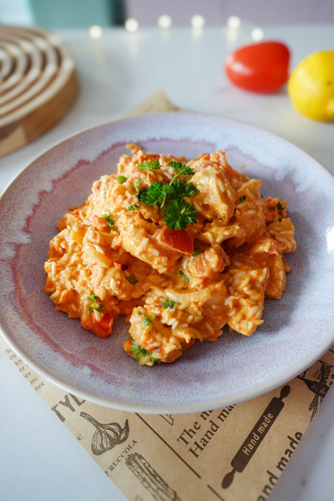 Proteinreicher Tomaten-Ajvar-Hähnchen-Reis direkt aus dem Airfryer