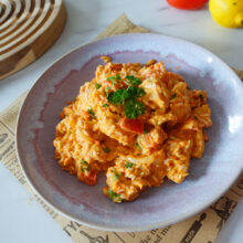 Cremiger One Pot Reis mit Hähnchen, Tomaten und Ajvar aus dem Airfryer