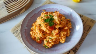 Cremiger One Pot Reis mit Hähnchen, Tomaten und Ajvar aus dem Airfryer