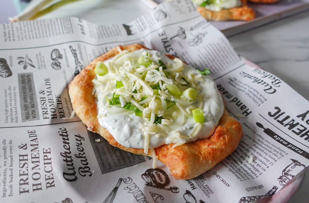 Fluffige Protein Lángos aus dem Airfryer frisch gebacken, serviert mit cremigem Knoblauch-Kräuter-Dip