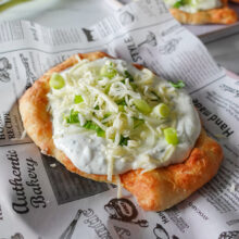 Fluffige Protein Lángos aus dem Airfryer frisch gebacken, serviert mit cremigem Knoblauch-Kräuter-Dip