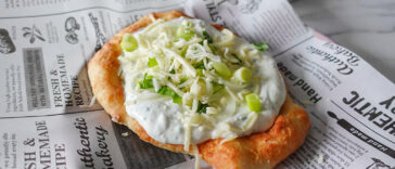 Fluffige Protein Lángos aus dem Airfryer frisch gebacken, serviert mit cremigem Knoblauch-Kräuter-Dip