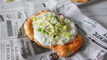 Fluffige Protein Lángos aus dem Airfryer frisch gebacken, serviert mit cremigem Knoblauch-Kräuter-Dip
