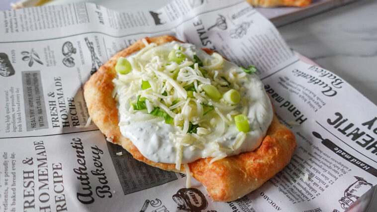 Fluffige Protein Lángos aus dem Airfryer frisch gebacken, serviert mit cremigem Knoblauch-Kräuter-Dip