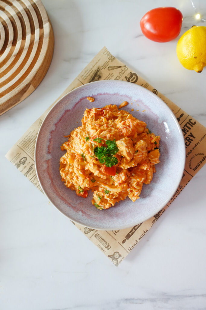 One Pot Reisgericht mit 45 g Eiweiß pro Portion, serviert auf einem Teller