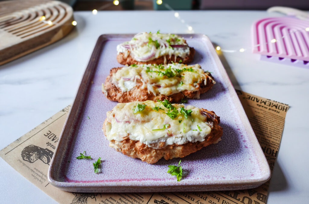 Fluffiger Quark-Dinkel-Teig der Airfryer Protein Pizza mit saftigem Belag